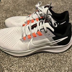 Womens lightly used Nike tennis shoes.